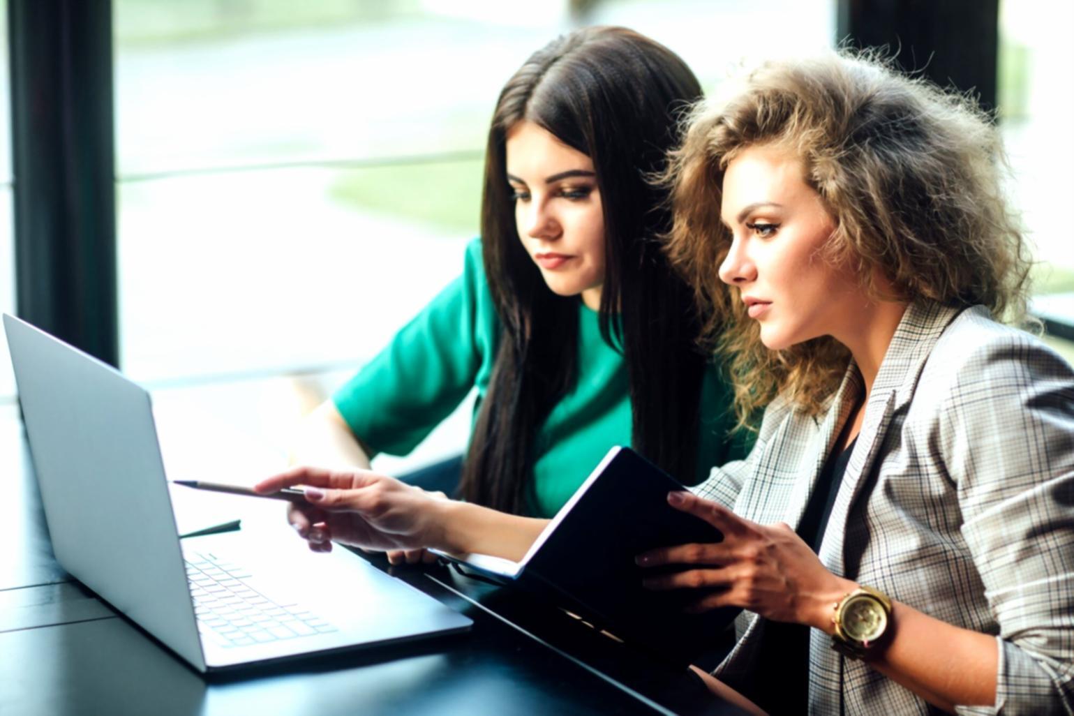 Estudiante aprendiendo estrategias de inversión con capital reducido